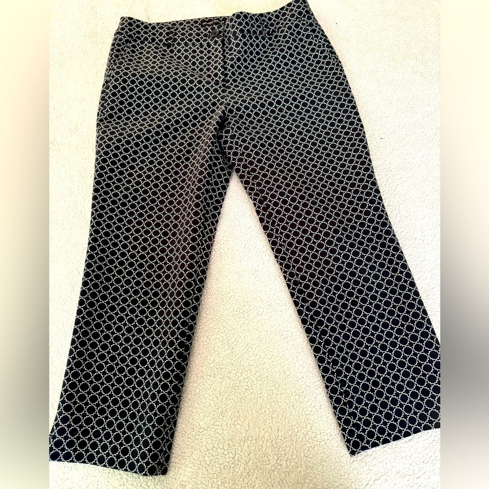 Hilary Radley Cropped 6 pants w/stretch 2 slant front pockets, hem slits blk&ivy